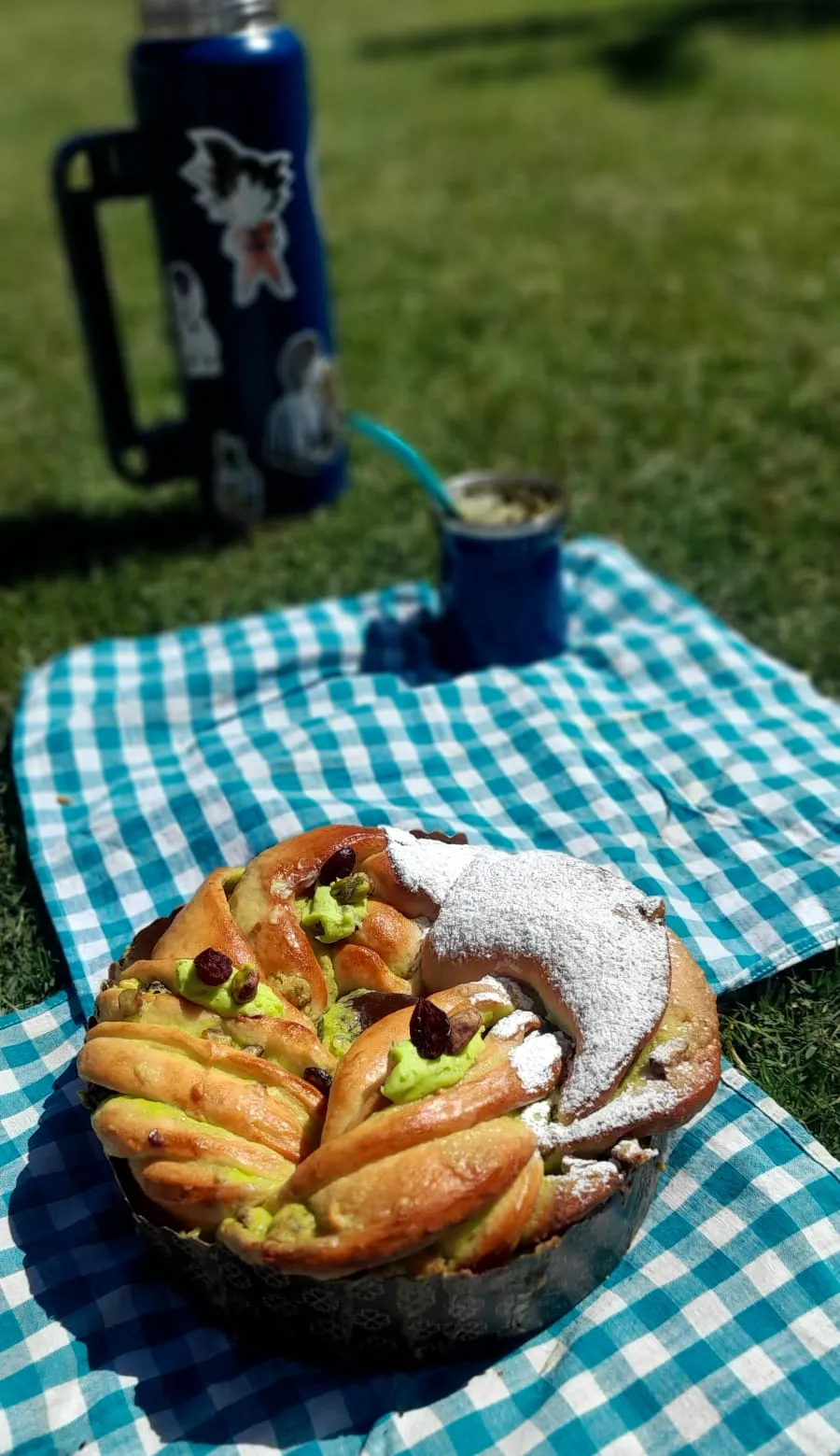 Rosca de pascua sabor pistacho y arándanos
