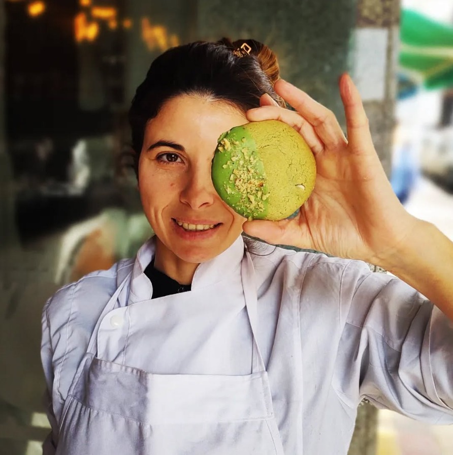 Camila Risso preparando una galleta